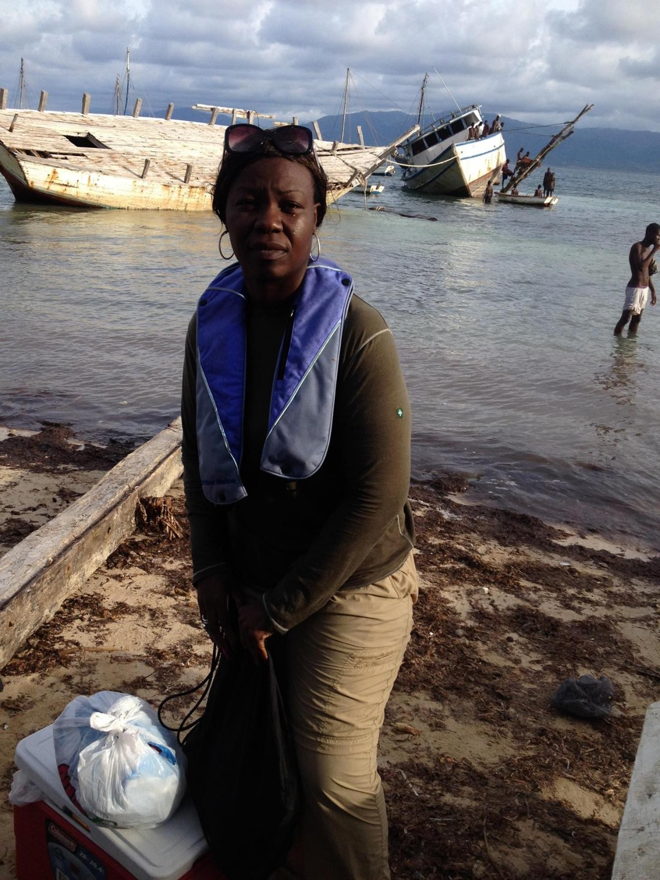 Foto: Patrick Farrell/Miami Herald. Jacqueline Charles en Ile-de-la-Tortue, Haití después de un viaje angustioso desde la parte continental de Haití.