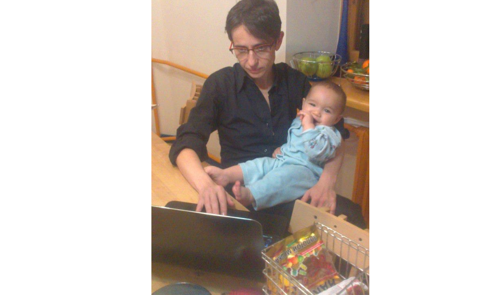 On deadline for Vokrug Sveta, with baby son Senya (photo: Darya Oreshkina) Masha Gessen and son