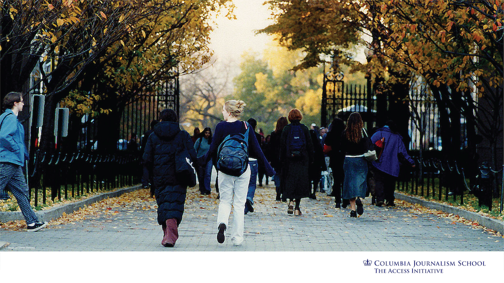 Image of students walking to Columbia University gates