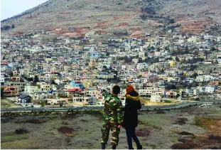  A Syrian military spokesperson (L) points to the Israeli-occupied Golan Heights on Dec. 23, 2017, in Al Gunaytirah in southwestern Syria. Photo: Kyodo/AP 