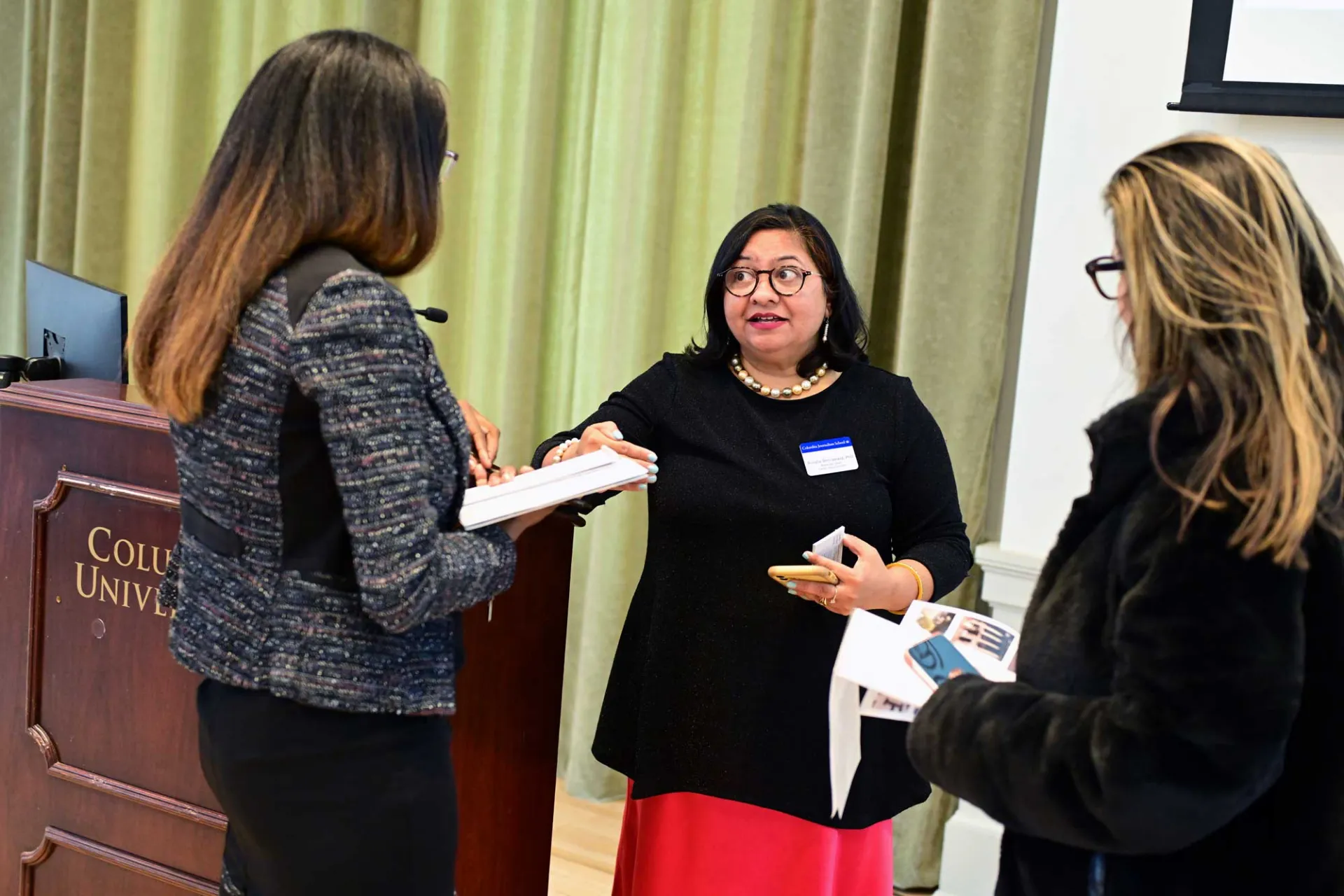 Anusha Shrivastava talking with alumni