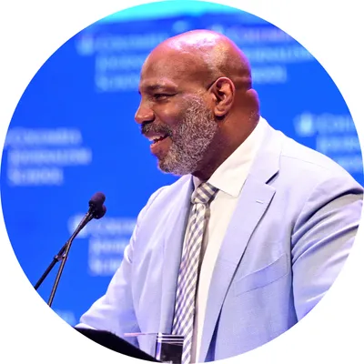 Photo of Dean Jelani Cobb speaking at a podium. 