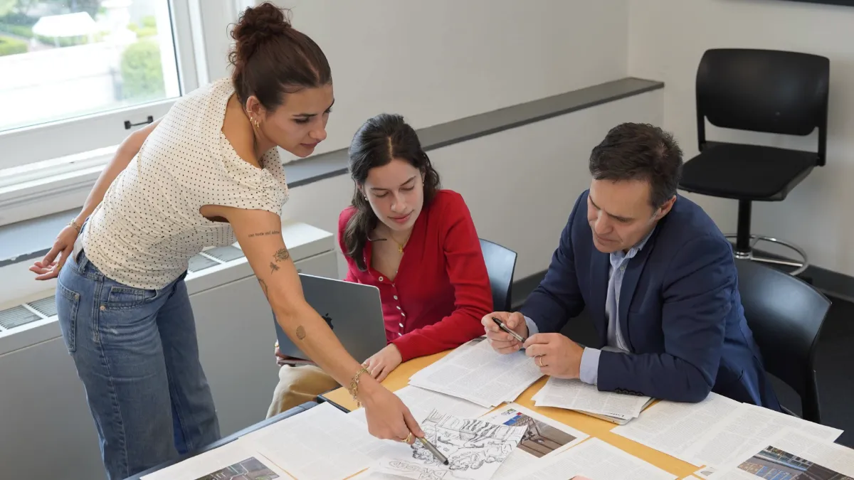 Professor Gessen workshopping the layout for the 2026 Magazine Workshop class’s 15-plus-page publication.