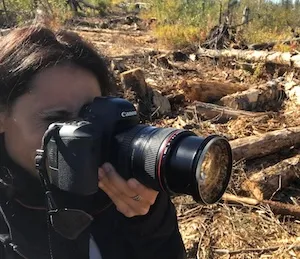 2024 Oakes Award-winning reporter Scilla Alecci, ‘15 M.S., in the field.