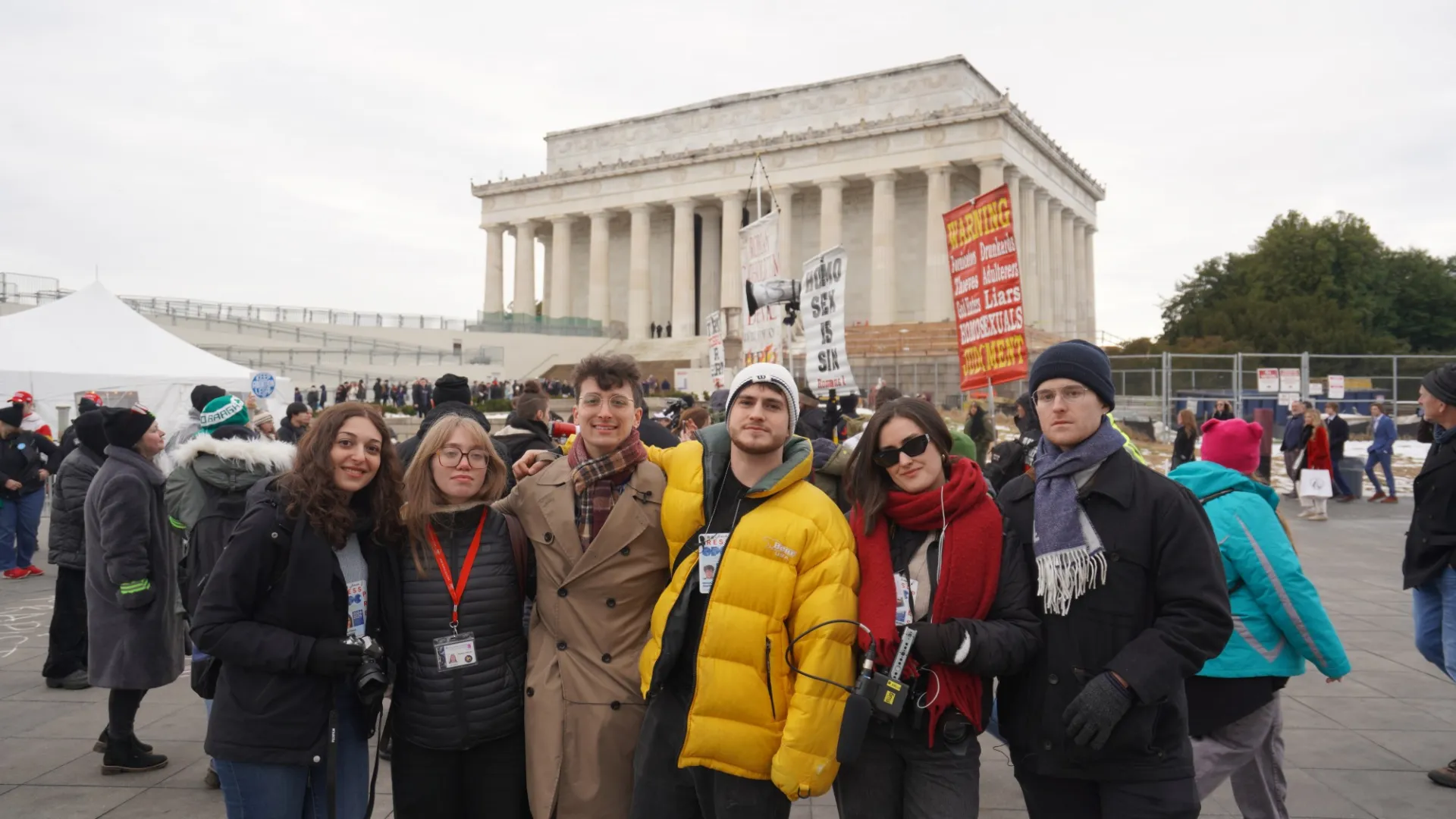 From left to right: Alice Finno, Beatrice Vallieres, Philipp Antony, Manuel Scheuernstuhl, Mariana Hernandez and Andrew Mercein in front of the Lincoln Memorial