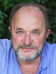 Headshot of William Dalrymple. 