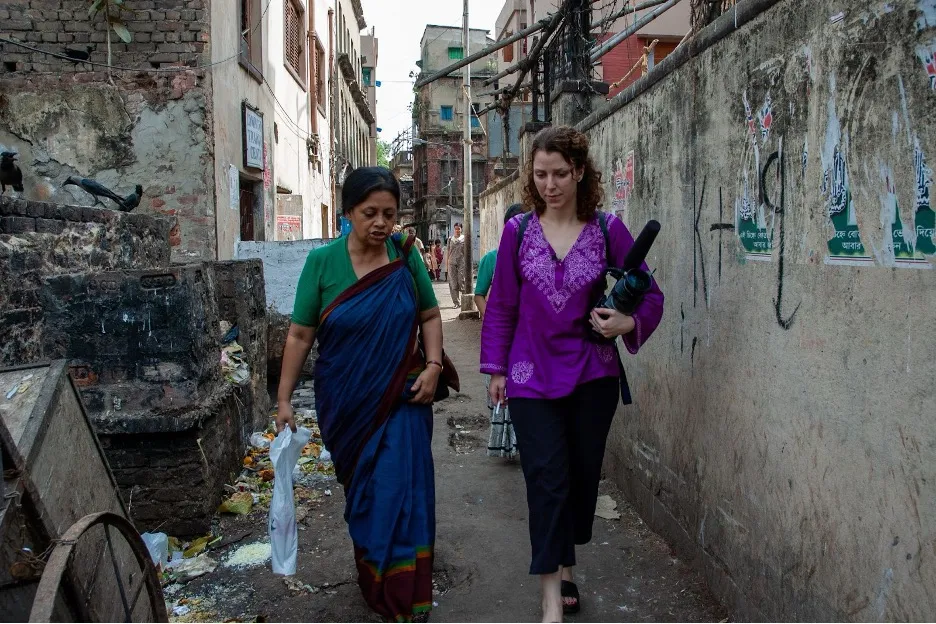Raney Aronson-Rath reporting in India for FRONTLINE World in 2004. (photo: Niels Alpert)
