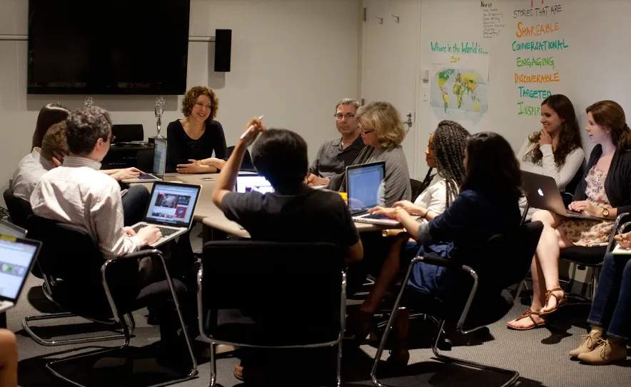 Raney Aronson-Rath leading a meeting in FRONTLINE’s newsroom at GBH in Boston, May 2015. (photo: Erik Jacobs for The New York Times)