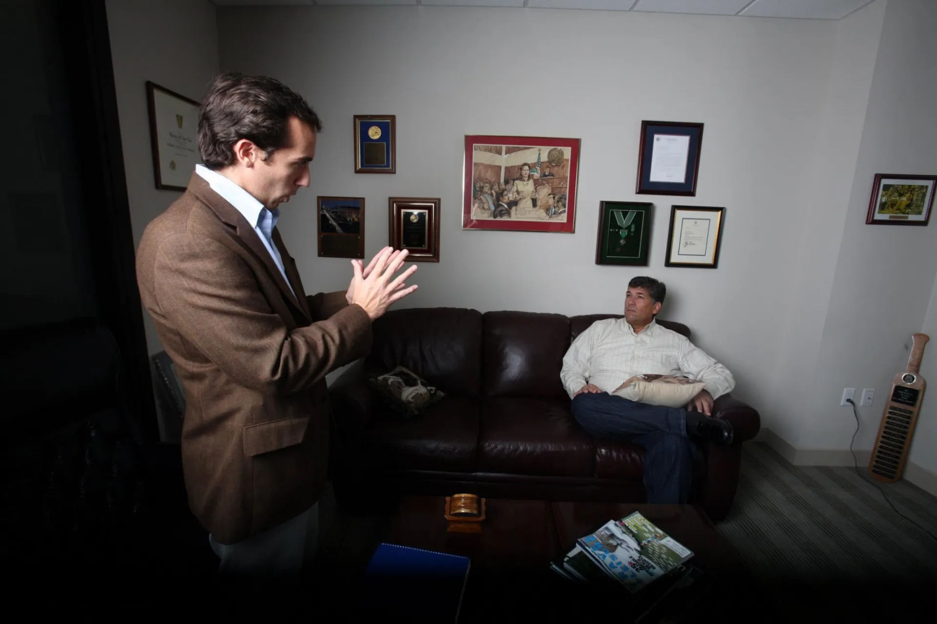 photo of Hugo Alconada Mon interviewing Antonini Wilson.