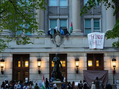 Photo of protests at Hamilton Hall by Indy Scholtens. 