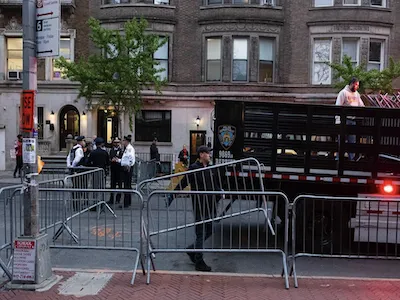 NYPD sets up barriers outside Columbia University. Photo by Seyma Bayram. 