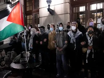 Photo of students protesting outside of Hamilton Hall. Photo by Seyma Bayram, '19 M.S.