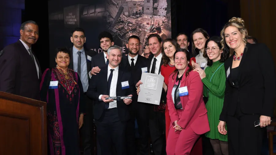 The team behind NPR’s 2025 duPont-Columbia Award winning piece “The War in Gaza Coverage” poses with ceremony co-host Bill Whitaker (far left).