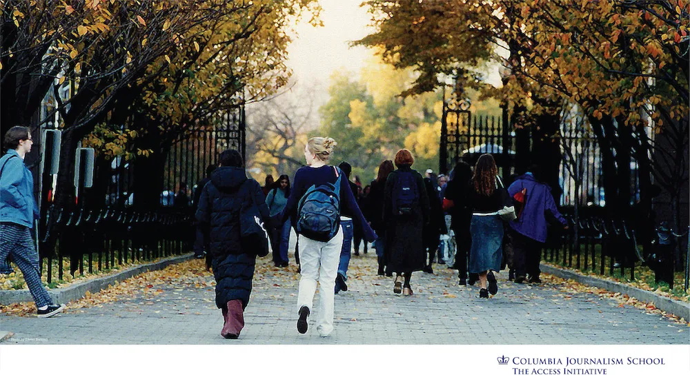 Image of students walking to Columbia University gates